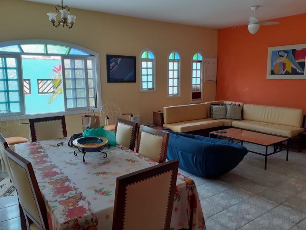 Casa com 03 dormitórios e edic